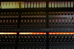 מבט מעל בחושך של המיקסר בפעולה - חלום